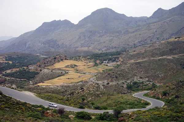 ギリシャ クレタ島の山の斜面の道路 — ストック写真