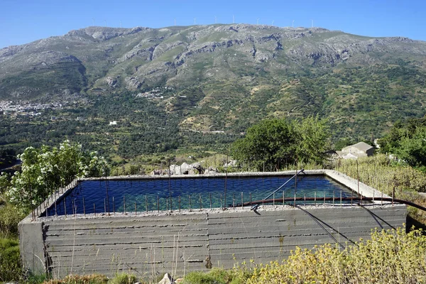 Pool Mit Wasser Den Bergen Der Betoninsel Griechenland — Stockfoto