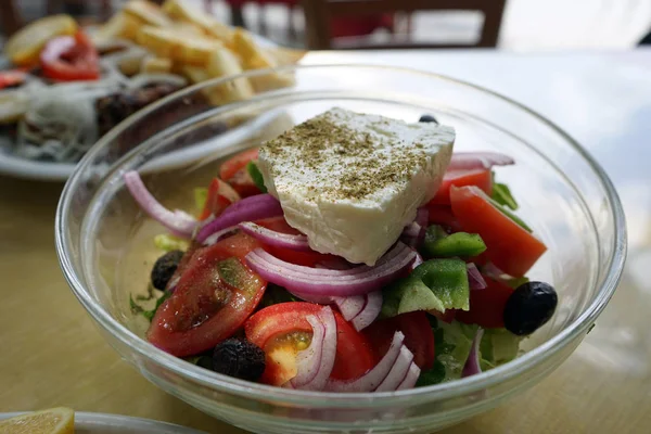 Griechischer Salan Auf Dem Tisch Der Taverne Betoninsel Griechenland — Stockfoto