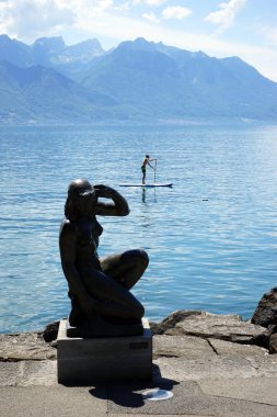 Montreux, İsviçre - Temmuz 2018 yaklaşık kürek serfing ve heykel Cenevre Gölü kıyısında