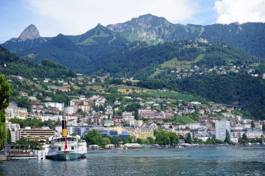 Montreux, İsviçre - Temmuz 2018 yaklaşık Gemi iskele ve binalar yamaç