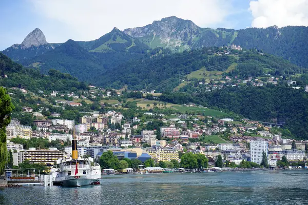 モントルー スイス 2018年 月年頃船桟橋と斜面に建物の近く — ストック写真