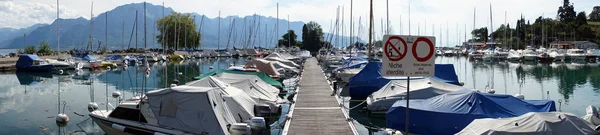 蒙特勒 大约2018年7月游艇在码头在湖日内瓦 — 图库照片