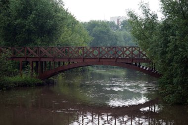 Moskova'da Yauza Nehri'nde köprü