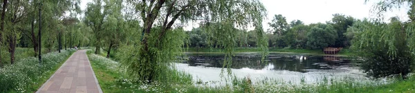 Chodnik Jezioro Lato Park — Zdjęcie stockowe