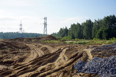 Elektrik direkleri yakınındaki kum parça