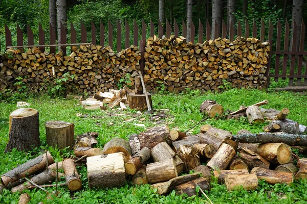 Bois Chauffage Dans Cour Verte Maison Traditionnelle — Photo