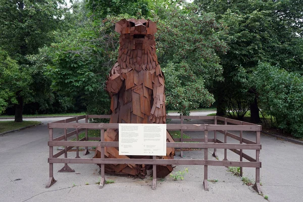Moscova Rusia Circa Iulie 2018 Sculptură Urs Metalic Terasamentul Lângă — Fotografie, imagine de stoc