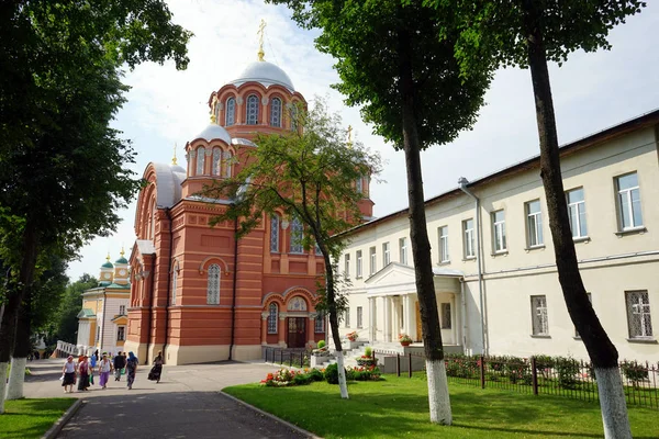 Khotkovo Rusia Circa Iulie 2018 Oameni Curtea Interioară Mănăstirii — Fotografie, imagine de stoc
