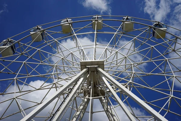 Riesenrad Vergnügungspark Und Blauer Himmel — Stockfoto