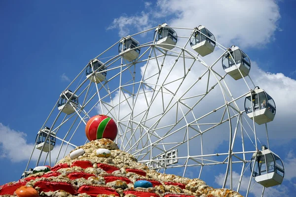 Moscow Oroszország Július 2018 Nagy Kerék Tető Épület Skazka Park — Stock Fotó