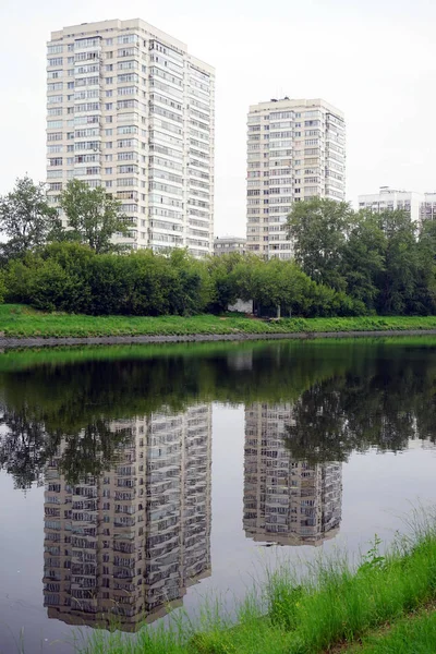 Moskou Rusland Circa Juli 2018 Appartementsgebouwen Buurt Van Kanaal — Stockfoto