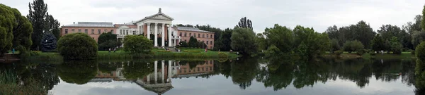 Palace and lake — Stock Photo, Image