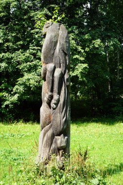 Moskova, Rusya - Temmuz 2018 yaklaşık Ahşap Heykel Losiny Ostrov Milli Parkı içinde