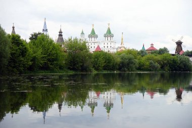 Moskova, Rusya - Temmuz 2018 yaklaşık göl ve Izmailovo Kremlin