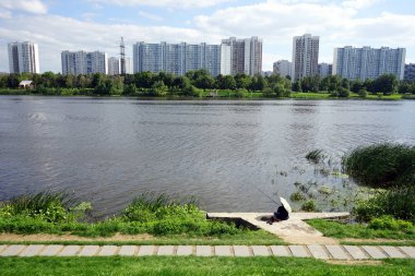 Moskova, Rusya - Temmuz 2018 Apartmanlar ve balıkçı Brateevo bölgesinde Moskova Nehri üzerinde yaklaşık