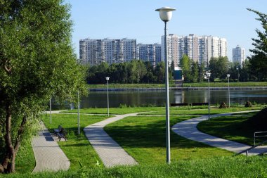 Moskova, Rusya - Temmuz 2018 yaklaşık Brateevo bölgesinde Moskova Nehri yakınında Park