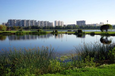 Moskova, Rusya - Temmuz 2018 yaklaşık Borisovskye Prudy ve Moskova Nehri Brateevo bölgesinde