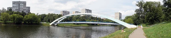 Moskou Rusland Circa Juli 2018 Appartementengebouw Brug Cherkizovsky Arkhereisky Vijver — Stockfoto