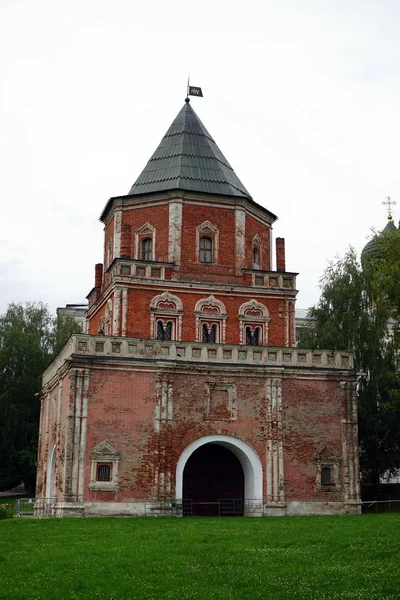 Moscow Rússia Circa Julho 2018 Torre Ponte Mostovayatoweris Localizado Margem — Fotografia de Stock