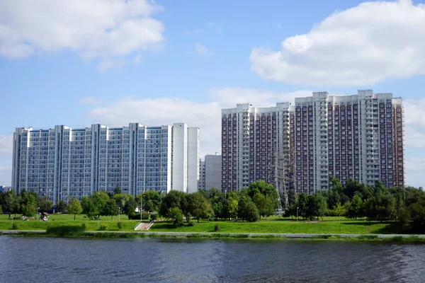 モスクワ ロシア連邦 2018年 月アパートの建物や Brateevo 地区にモスクワ川年頃 — ストック写真