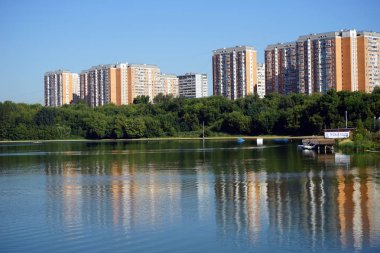 Moskova, Rusya - Temmuz 2018 apartman ve Moskova Nehri Brateevo bölgesinde yaklaşık