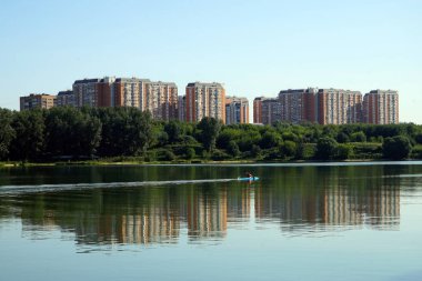 Moskova, Rusya - Temmuz 2018 apartman ve Moskova Nehri Brateevo bölgesinde yaklaşık