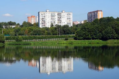 Moskova, Rusya - Temmuz 2018 apartman ve Moskova Nehri Brateevo bölgesinde yaklaşık