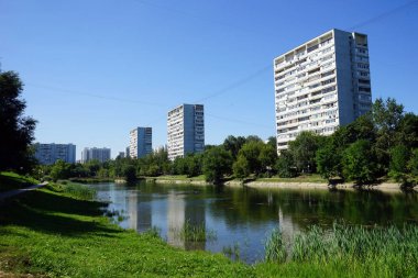 Moskova, Rusya - Temmuz 2018 apartman ve gölet Chertanovo bölgesinde yaklaşık