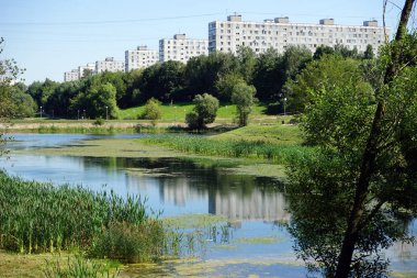 Moskova, Rusya - Temmuz 2018 Apartmanlar ve gölet Chertanovo bölgesinde yaklaşık