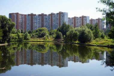 Moskova, Rusya - Temmuz 2018 yaklaşık Ochakovka nehir ve apartman binaları