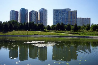Moskova, Rusya - Temmuz 2018 Apartmanlar ve Olimpik park su birikintisi yaklaşık