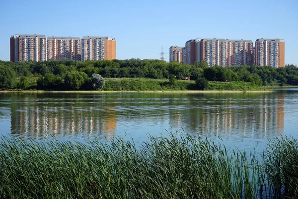 Moskou Rusland Circa Juli 2018 Appartementengebouw Moskou Rivier Brateevo District — Stockfoto