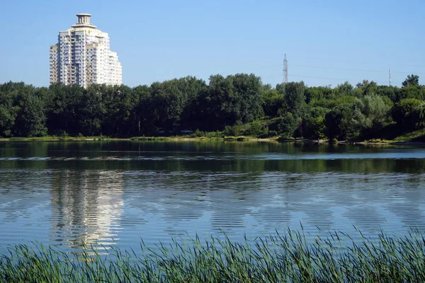 モスクワ ロシア連邦 2018年 月マンションと Brateevo 地区にモスクワ川年頃 — ストック写真