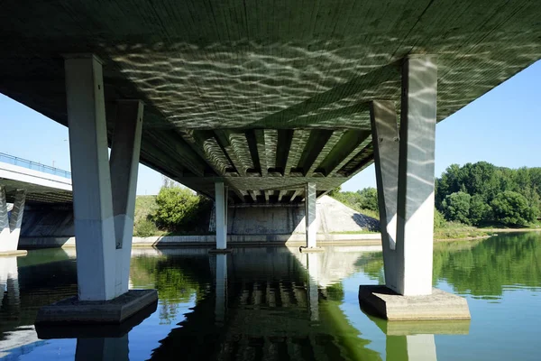 Köprünün altından, Moskova, Rusya Federasyonu bölgesinde Brateevo