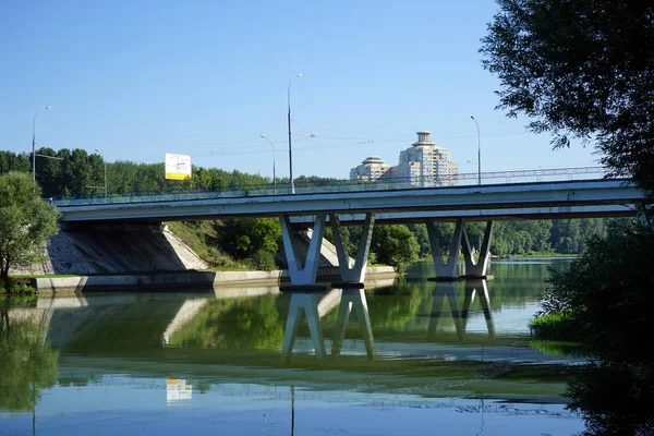 Moskova Rusya Temmuz 2018 Yaklaşık Köprüsü Moskova Nehri Brateevo Bölgesinde — Stok fotoğraf