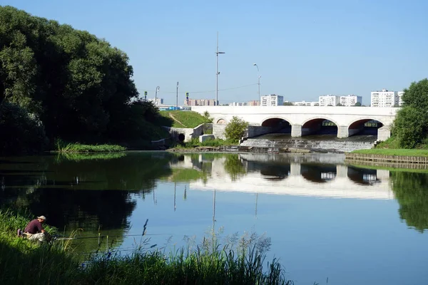 Mosca Russia Circa Luglio 2018 Pescatore Ponte Fiume Mosca Nel — Foto Stock