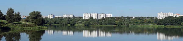 莫斯科 俄罗斯 大约2018年7月公寓大厦和莫斯科河在 Brateevo — 图库照片