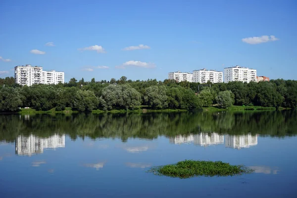 モスクワ ロシア連邦 2018年 月マンションと Brateevo 地区にモスクワ川年頃 — ストック写真