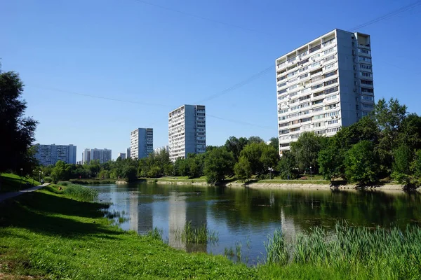 Moscow Russia Circa July 2018 Apartment Building Pond Chertanovo District — Stock Photo, Image