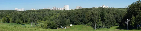 모스크바 러시아의 Bitsevsky 공원에 언덕에 케이블 리프트 — 스톡 사진