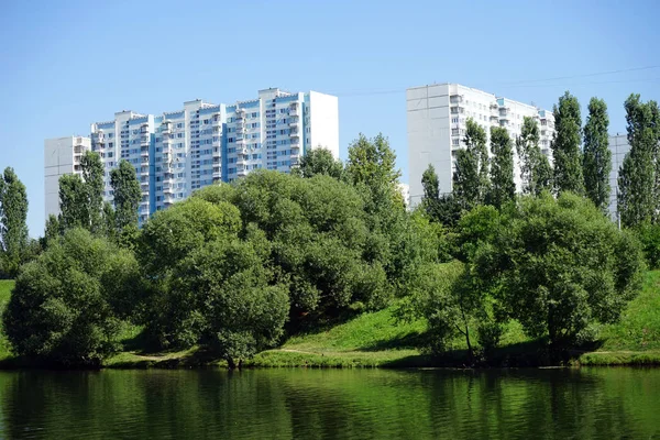 モスクワ ロシア連邦 2018年 月年頃 Ochakovsky 池とアパートの建物 — ストック写真