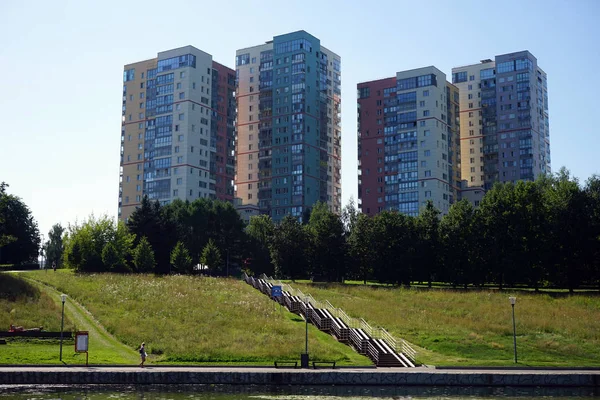 Moscú Rusia Circa Julio 2018 Edificios Apartamentos Estanque Parque Olímpico —  Fotos de Stock