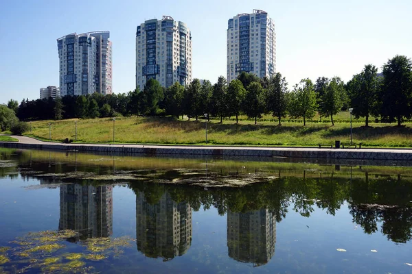 Moskau Russland Juli 2018 Mehrfamilienhäuser Und Teich Olimpischen Park — Stockfoto