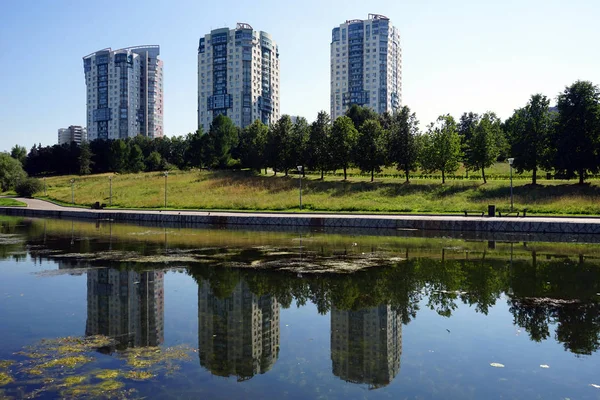 Moskwa Rosja Około Lipca 2018 Budynków Mieszkalnych Staw Olimpic Park — Zdjęcie stockowe