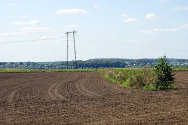 Sürülmüş arazi ve tel ile pilon