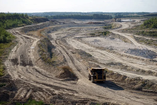 大きな採石場とトラックに近いロシア コロムナ — ストック写真