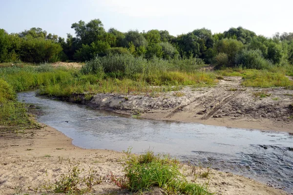 Kum ve küçük nehir
