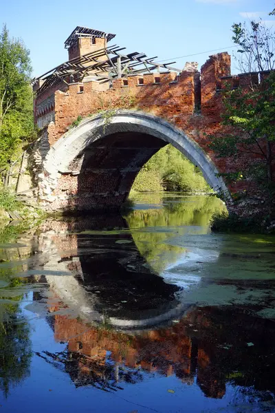 Marfino Park Rusya Eski Tuğla Köprü — Stok fotoğraf