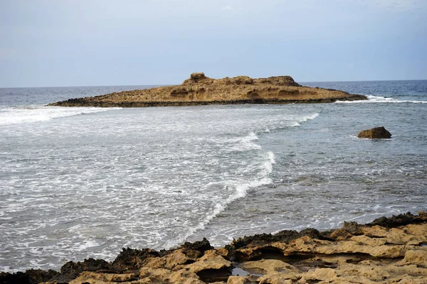 Isola Rocciosa Vicino Alla Costa Cipro Del Nord — Foto Stock